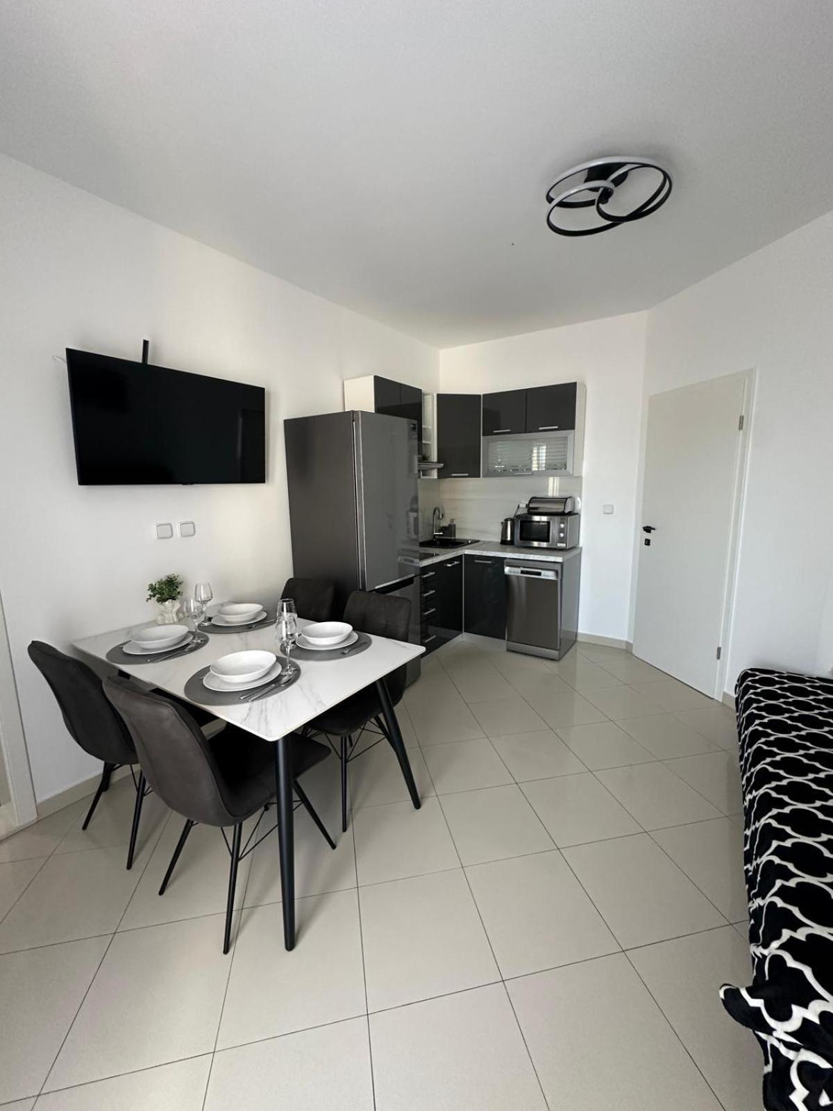 Apartments Villa Sunce Dugi Rat Exterior photo